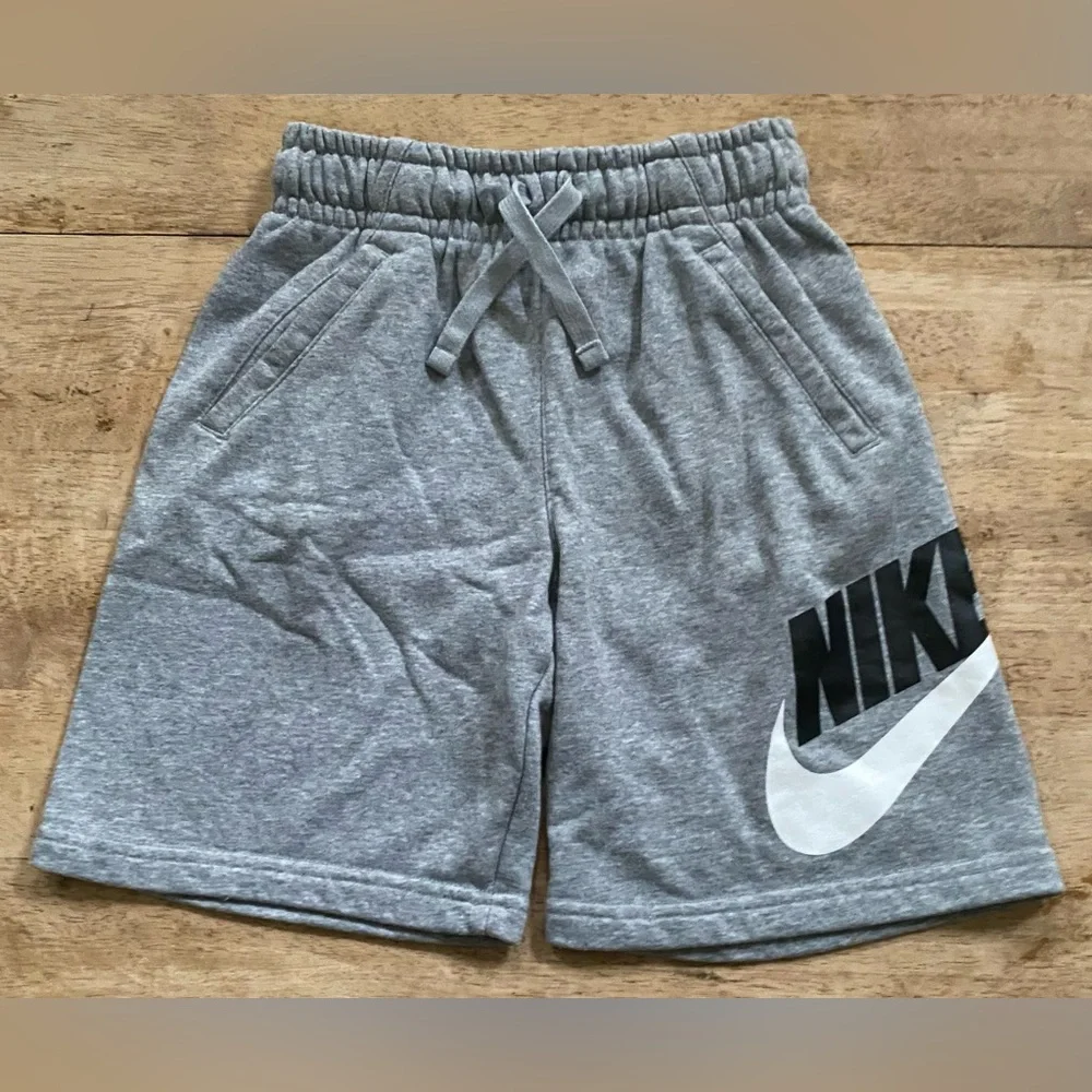 Nike SW‎ Big Kids’ Sz M Dk. Heather Gray Club Fleece Shorts